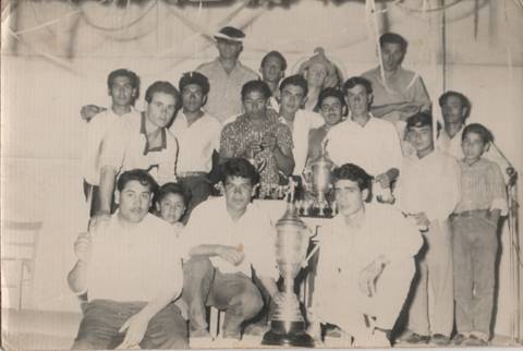 Foto en blanco y negro de un grupo de niños posando para una foto

Descripción generada automáticamente