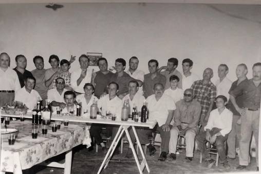 Foto en blanco y negro de un grupo de personas en un salón

Descripción generada automáticamente con confianza media