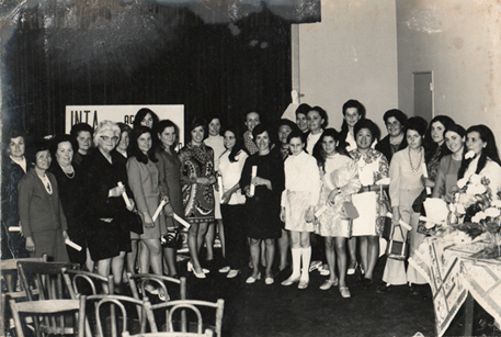 Foto en blanco y negro de un grupo de personas posando por un foto

Descripción generada automáticamente